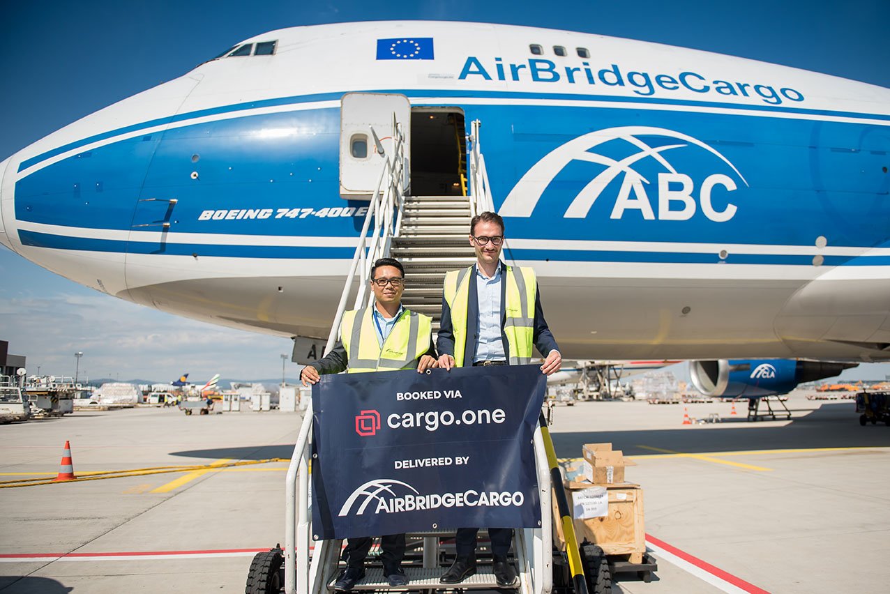 Air cargo tracking. Пилоты Air Bridge Cargo. Боинг 747 AIRBRIDGECARGO. AIRBRIDGECARGO Airlines генеральный директор. AIRBRIDGECARGO грузовые авиакомпании.