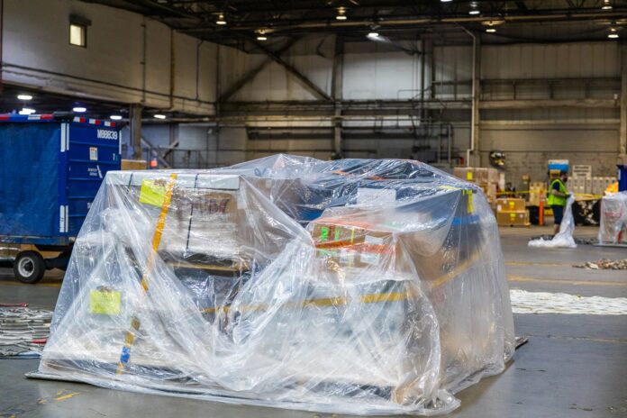 2S7A2256 American Airlines Cargo BioNatur Plastics