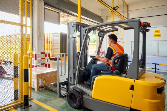 dhl_group_81z3r0n6om_24-11-dhl-10910-multimodal-hub-container-loading_large DHL Express Heavy Weight Express Service Global Shipments